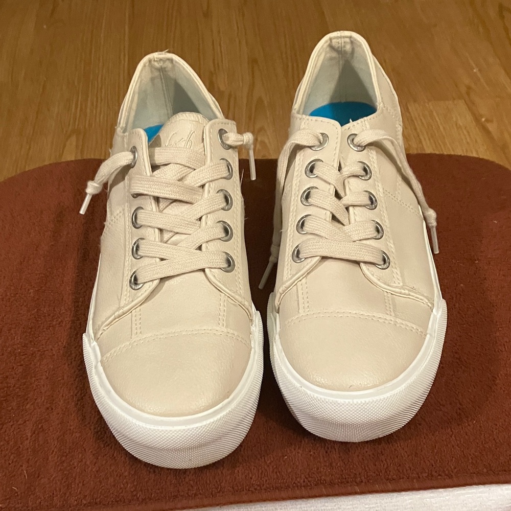 Women’s Cream Low-Top Sneakers - Casual Comfort